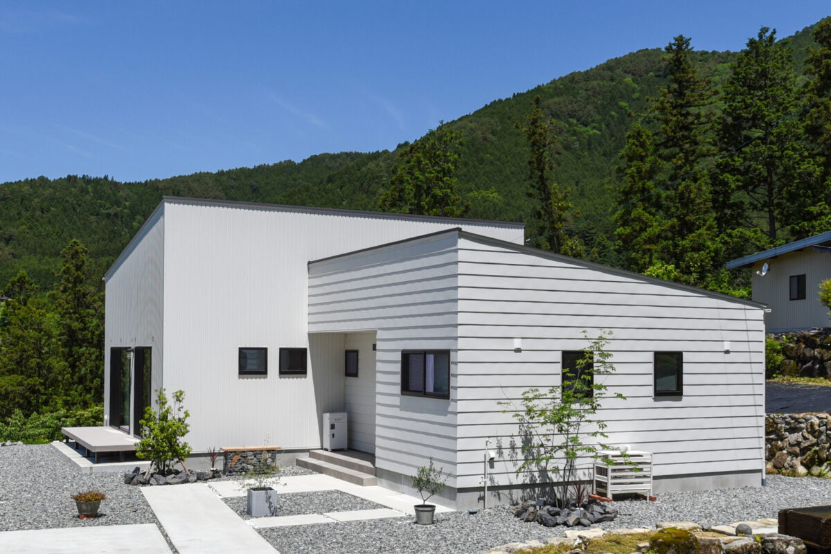 家族のそばに、ロフトのある平屋