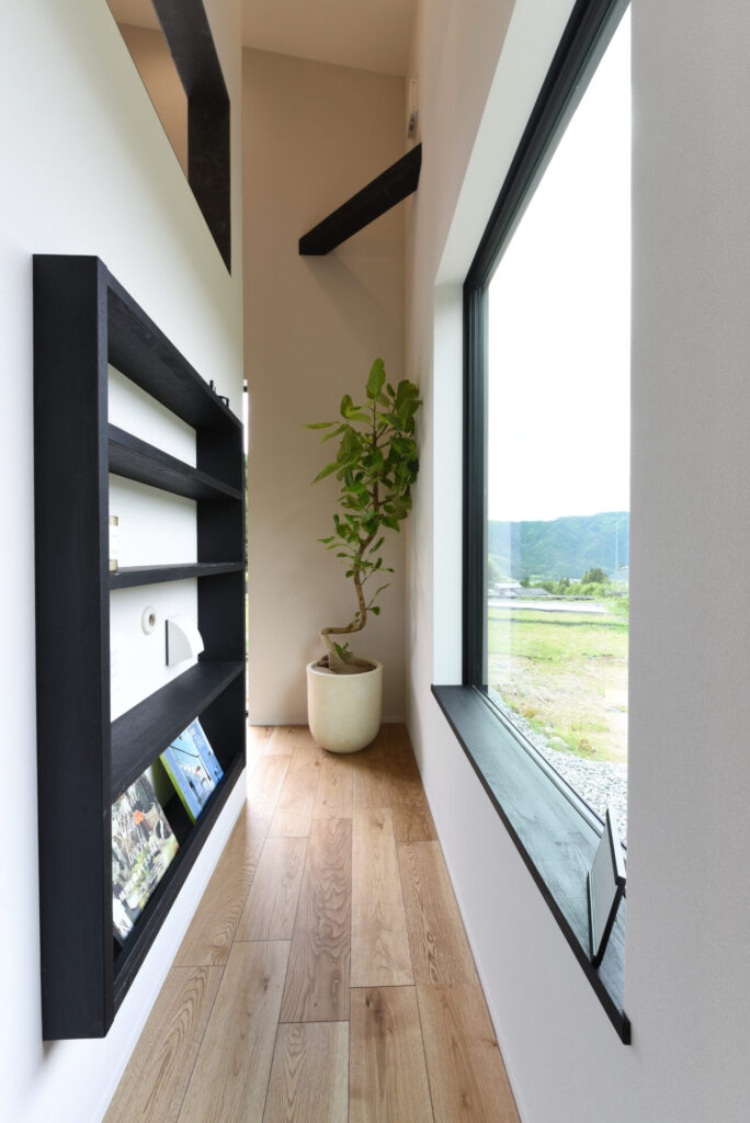 家族のそばに、ロフトのある平屋