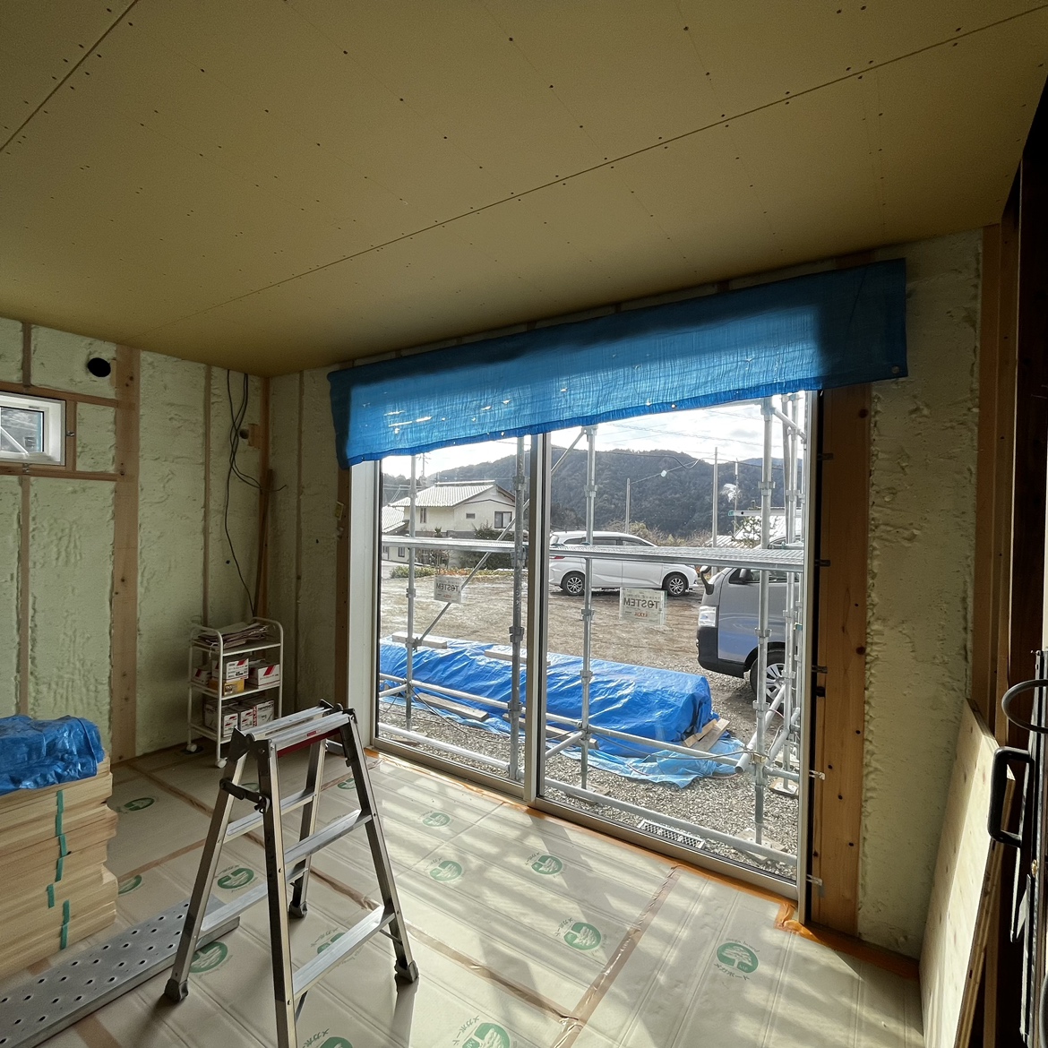 現場で発見💡手作りカーテン